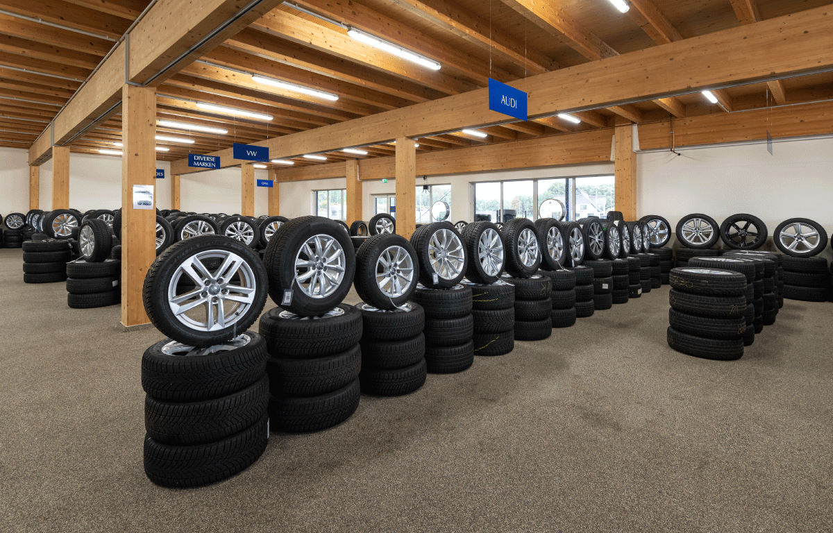 Mitarbeiter von DAT AUTOHUS im Reifenlager