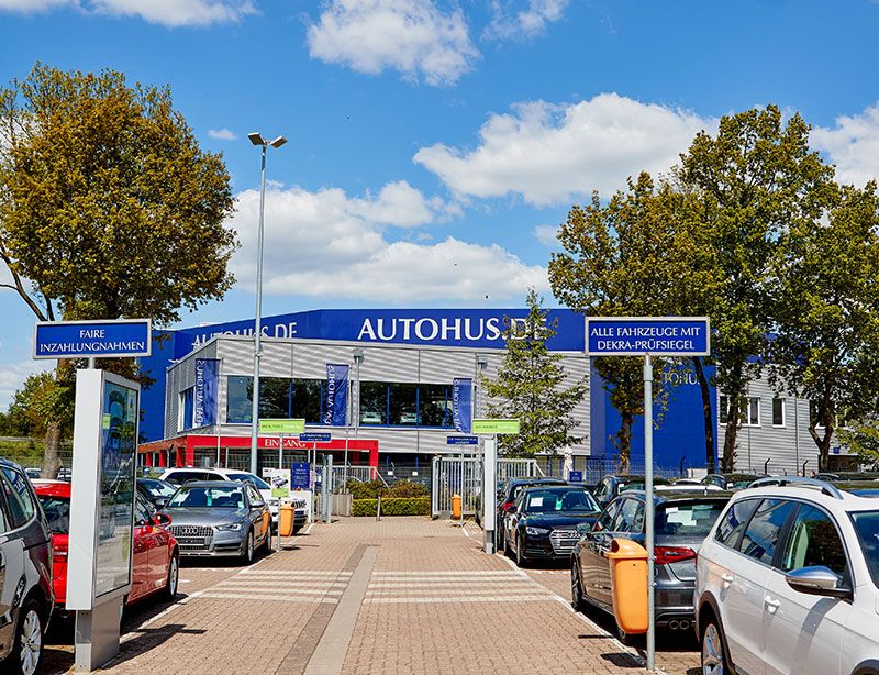 Ansicht des Firmengebäudes von DAT AUTOHUS und Parkplatz